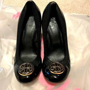 Tory Burch Caroline Wedge (Size 7)